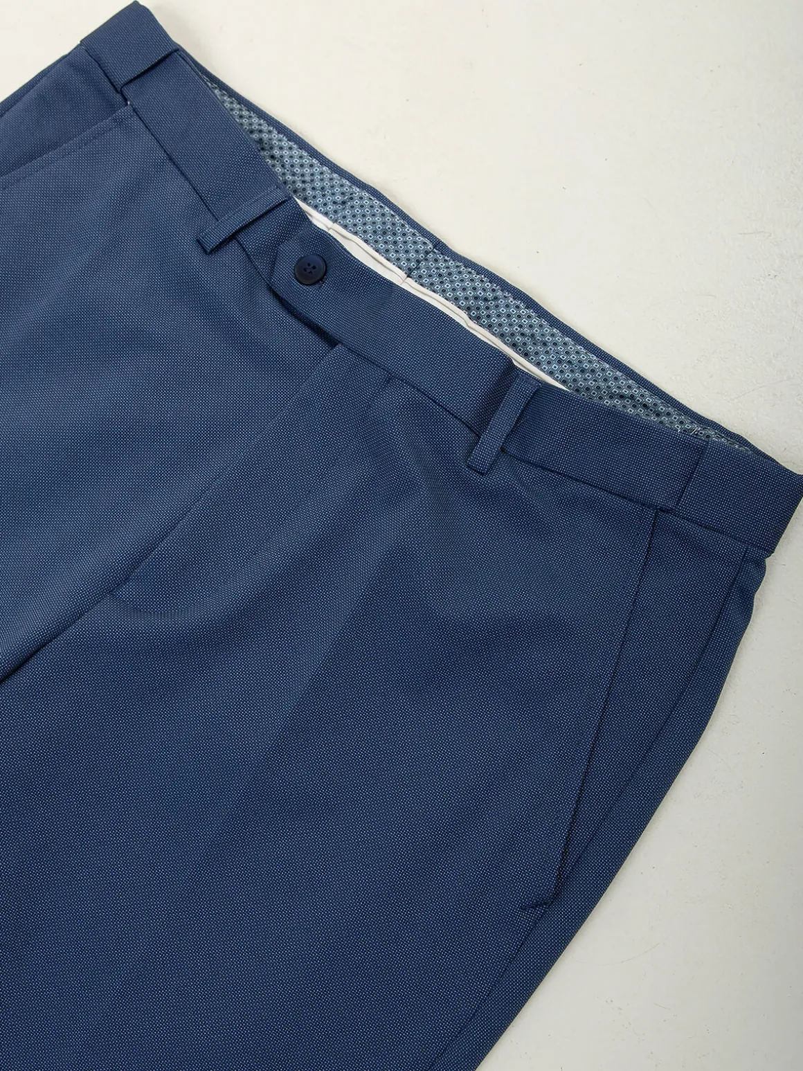 Calças chino azuis com micro padrão