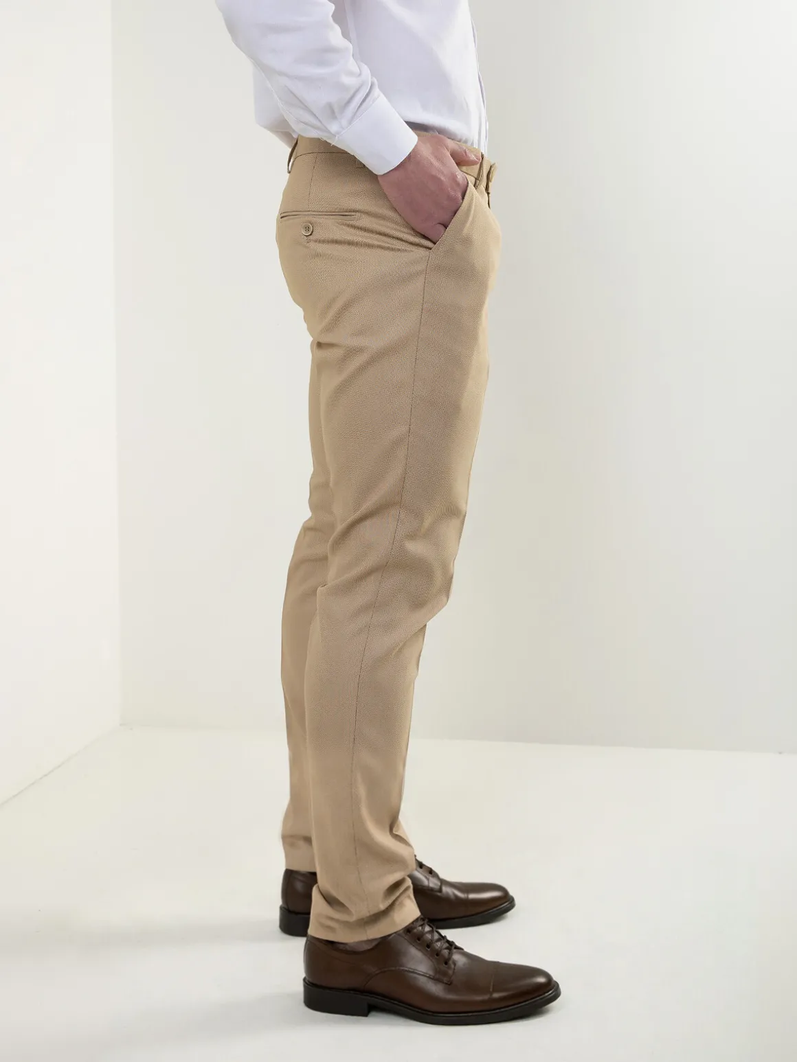 Calças chino bege com micro padrão
