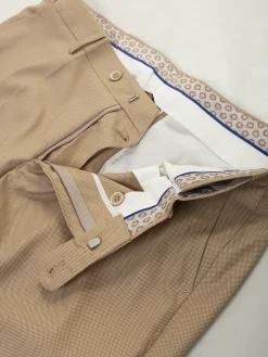 Calças chino bege com micro padrão