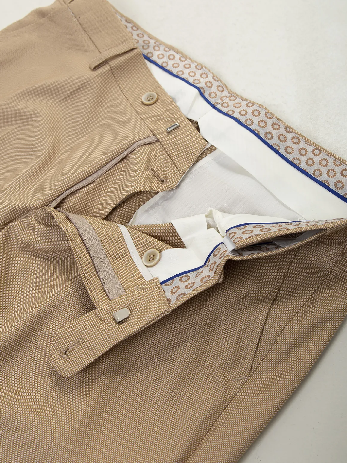 Calças chino bege com micro padrão