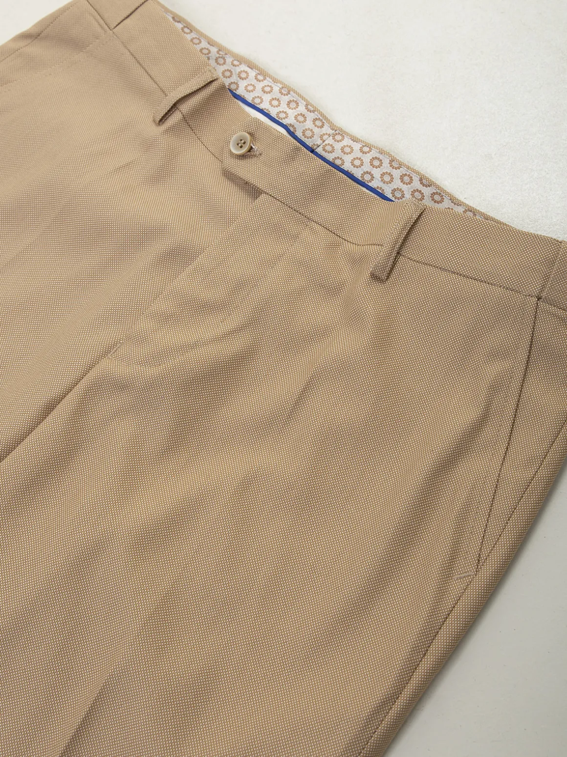 Calças chino bege com micro padrão