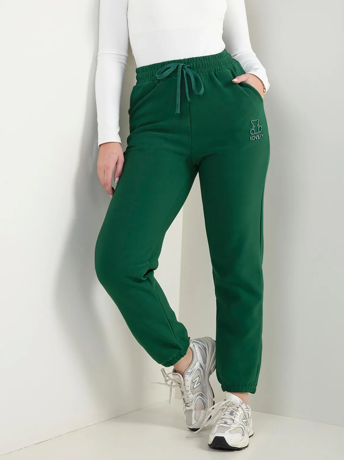 Calças com bordado urso