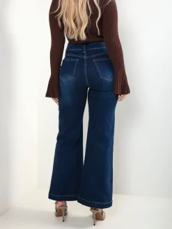 Calças ganga com botões dourados