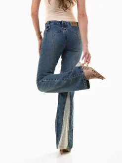 Calças ganga flare com bordados