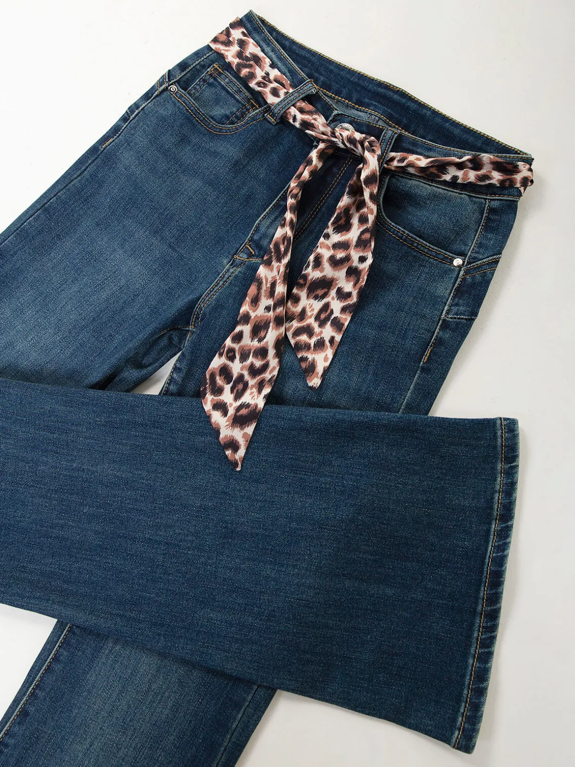 Calças ganga flare com cinto