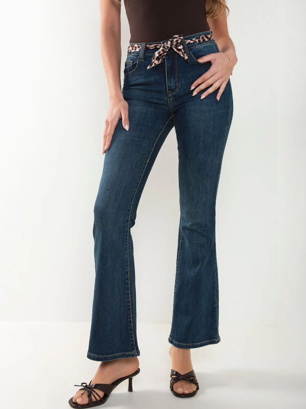 Calças ganga flare com cinto