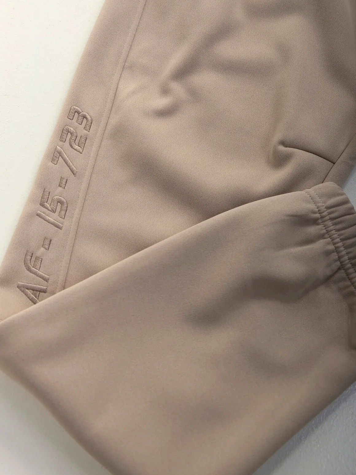 Calças jogger acetato com interior cardado