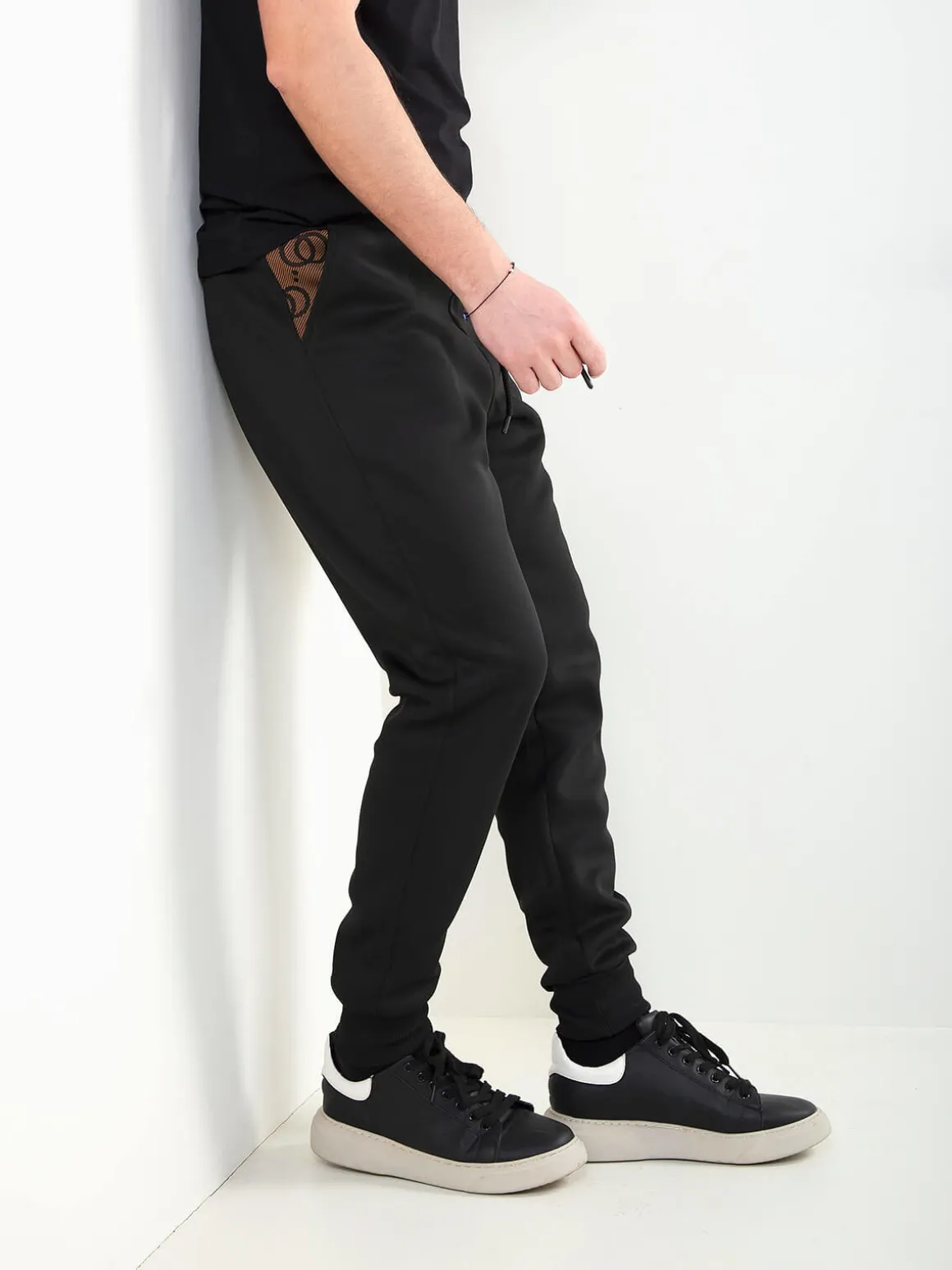 Calças jogger pretas com estampado