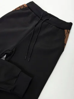 Calças jogger pretas com estampado