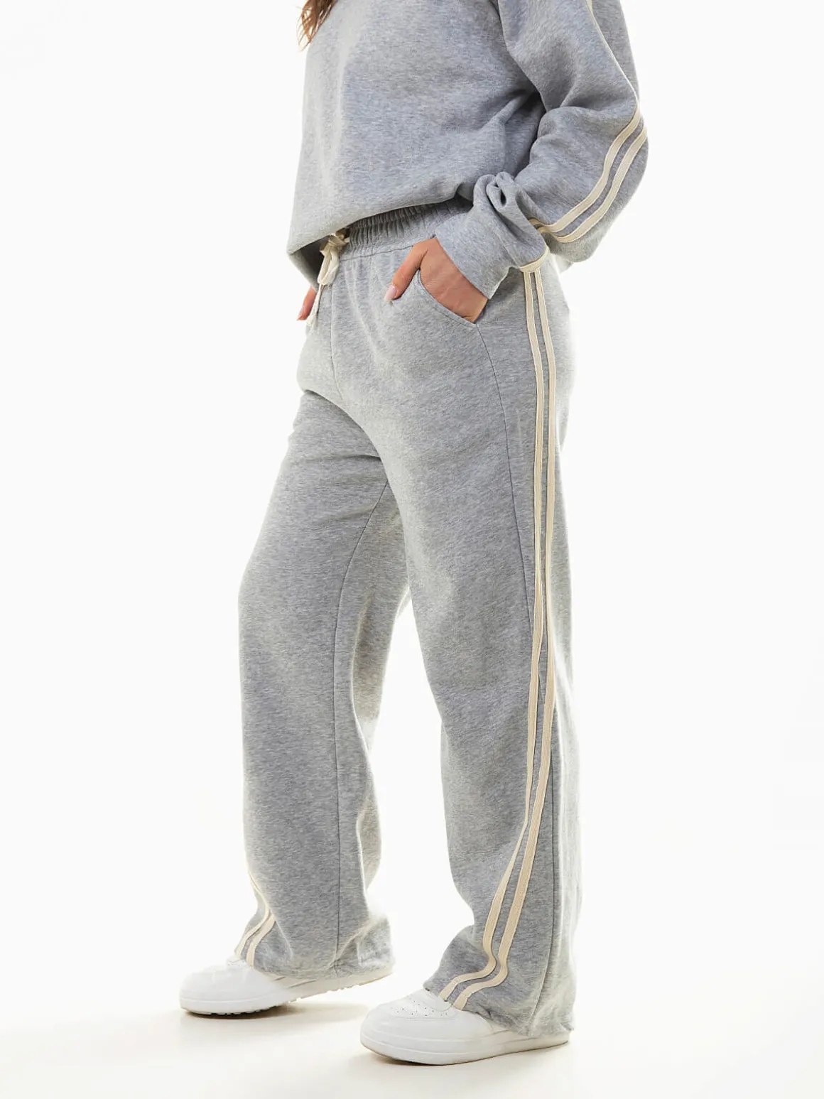 Calças largas riscas laterais