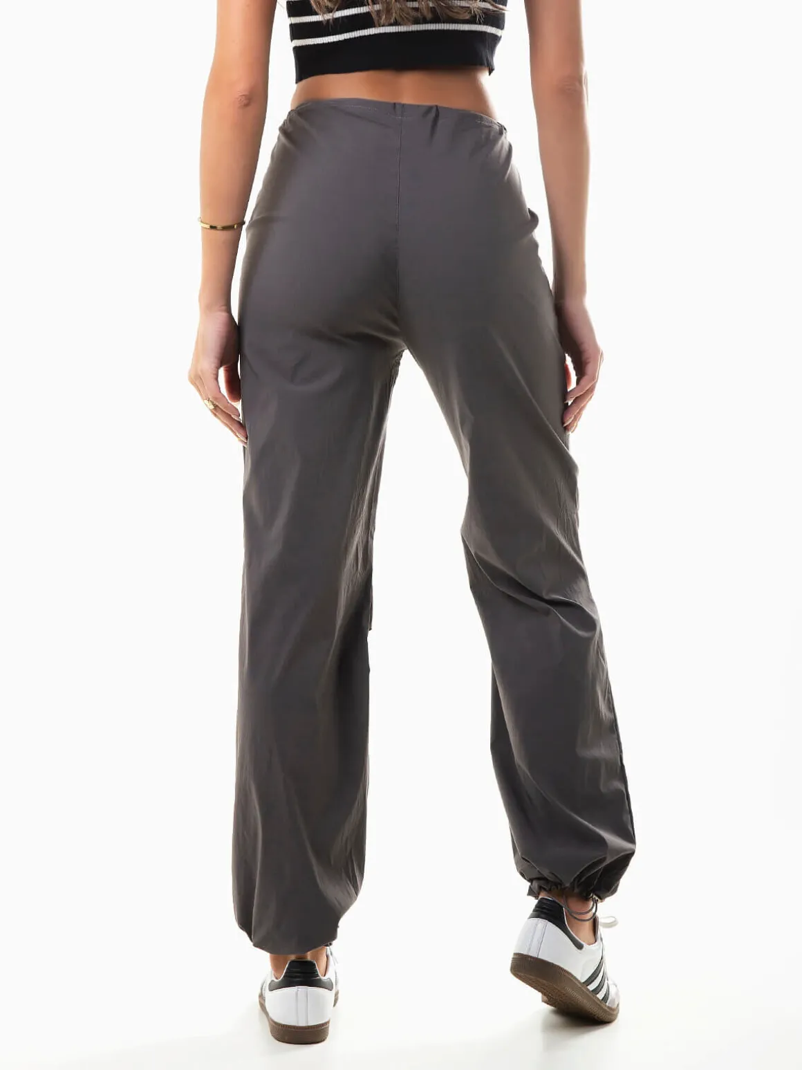 Calças parachute com pregas