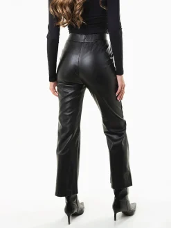 Calças pretas efeito pele com bolsos