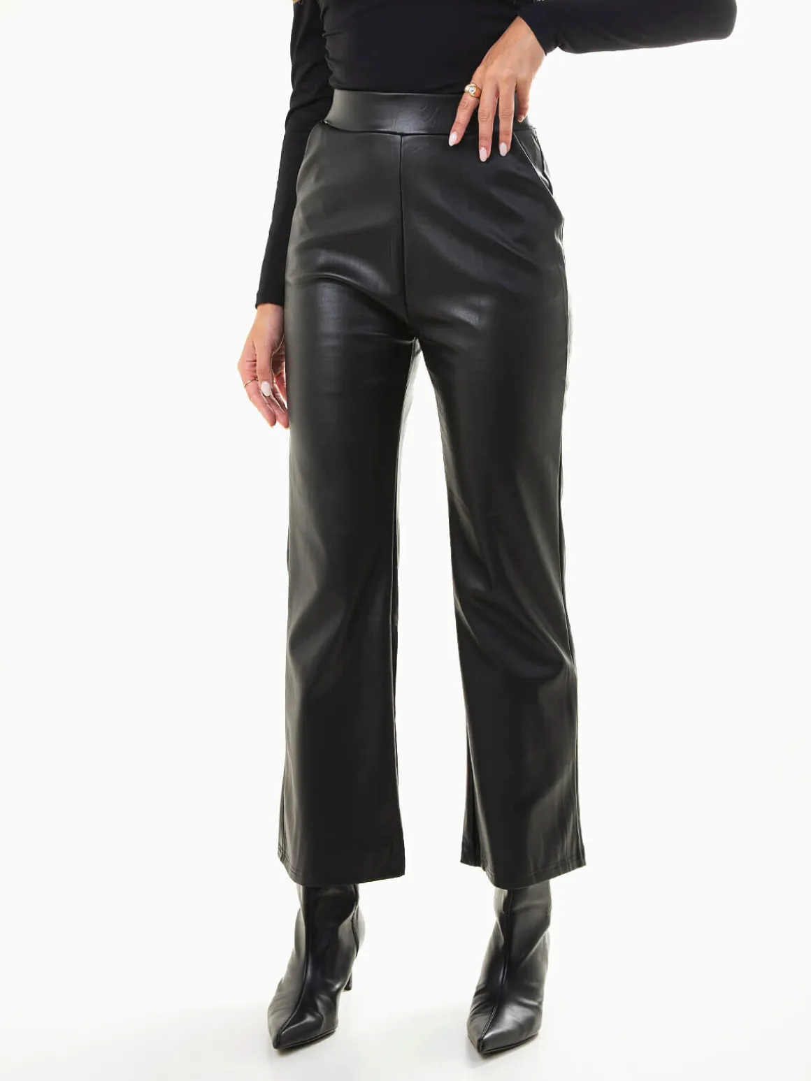 Calças pretas efeito pele com bolsos