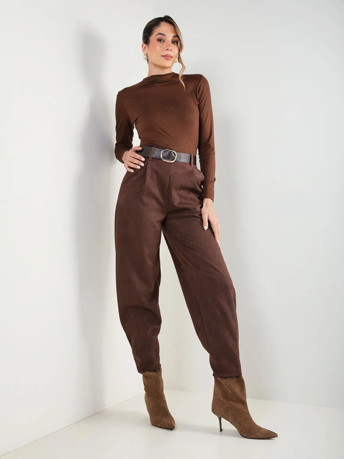 Calças tapered efeito camurça com cinto