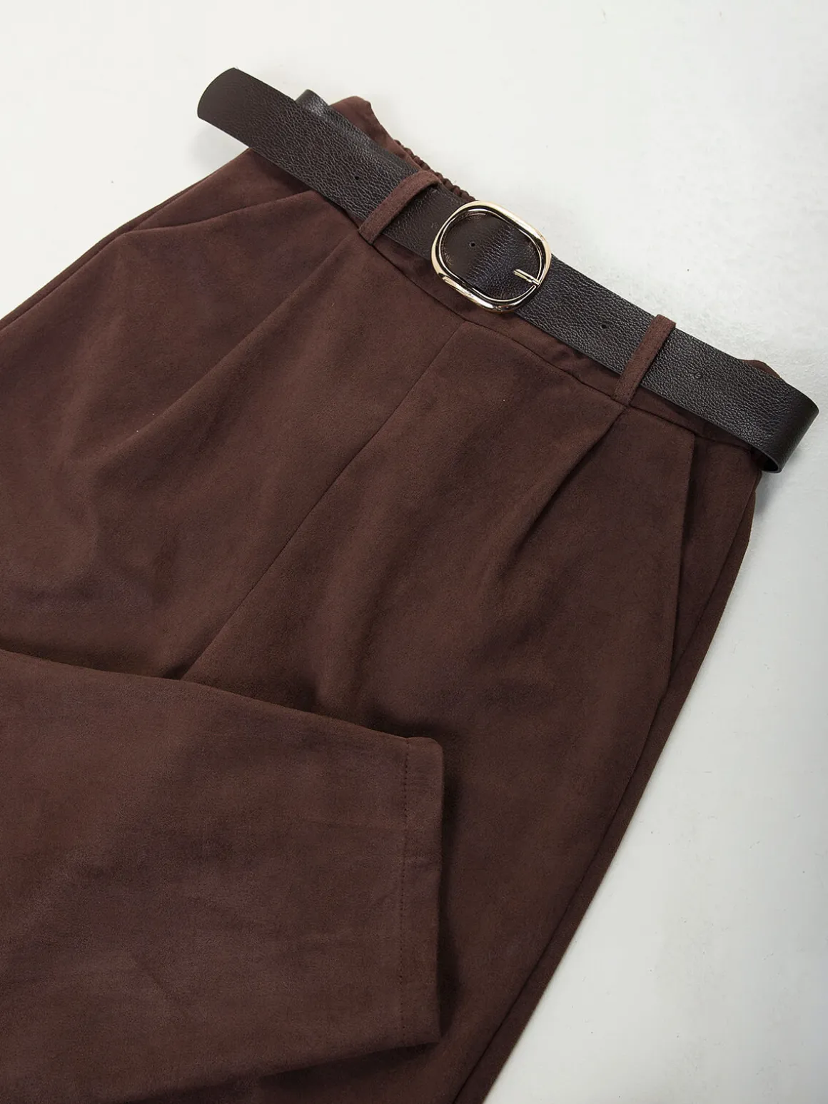 Calças tapered efeito camurça com cinto