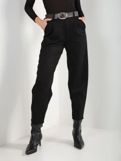 Calças tapered efeito camurça com cinto