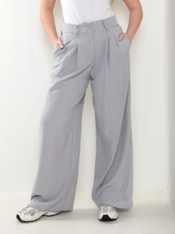 Calças wide leg riscas diplomáticas