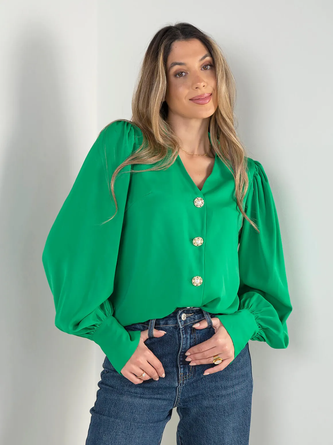 Camisa acetinada com manga abalonada