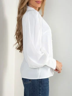 Camisa acetinada com manga abalonada