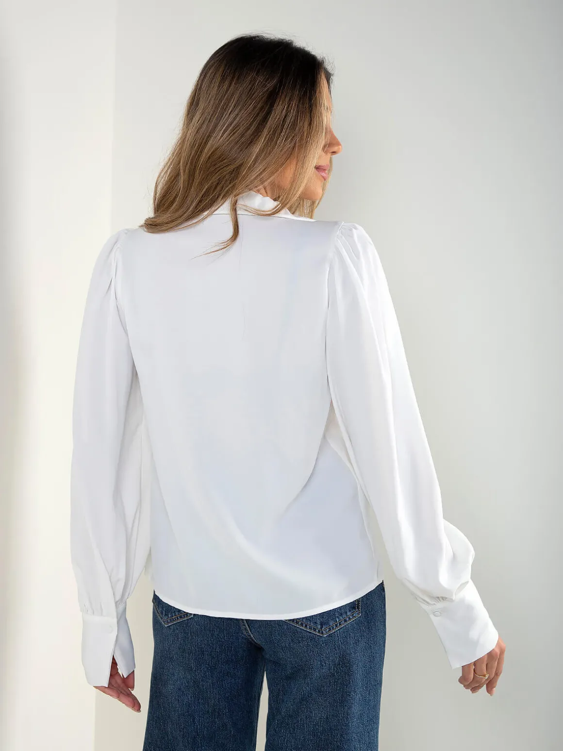 Camisa acetinada com manga abalonada