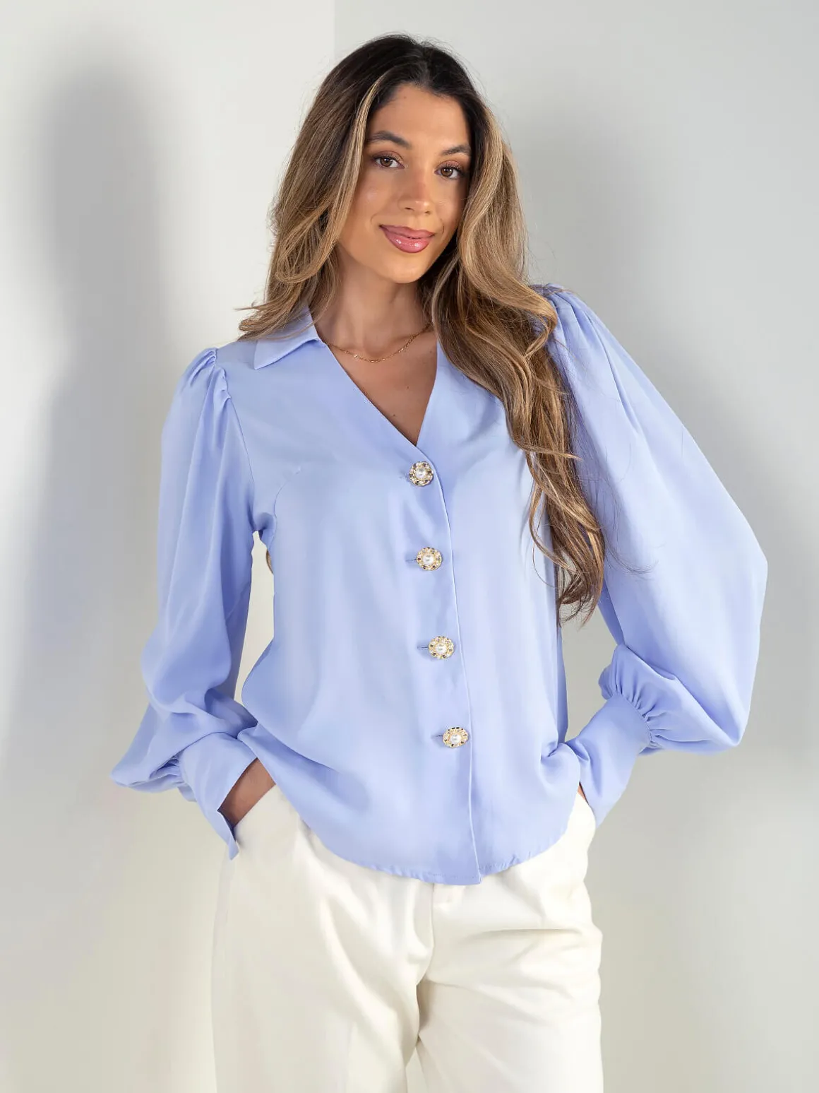 Camisa acetinada com manga abalonada