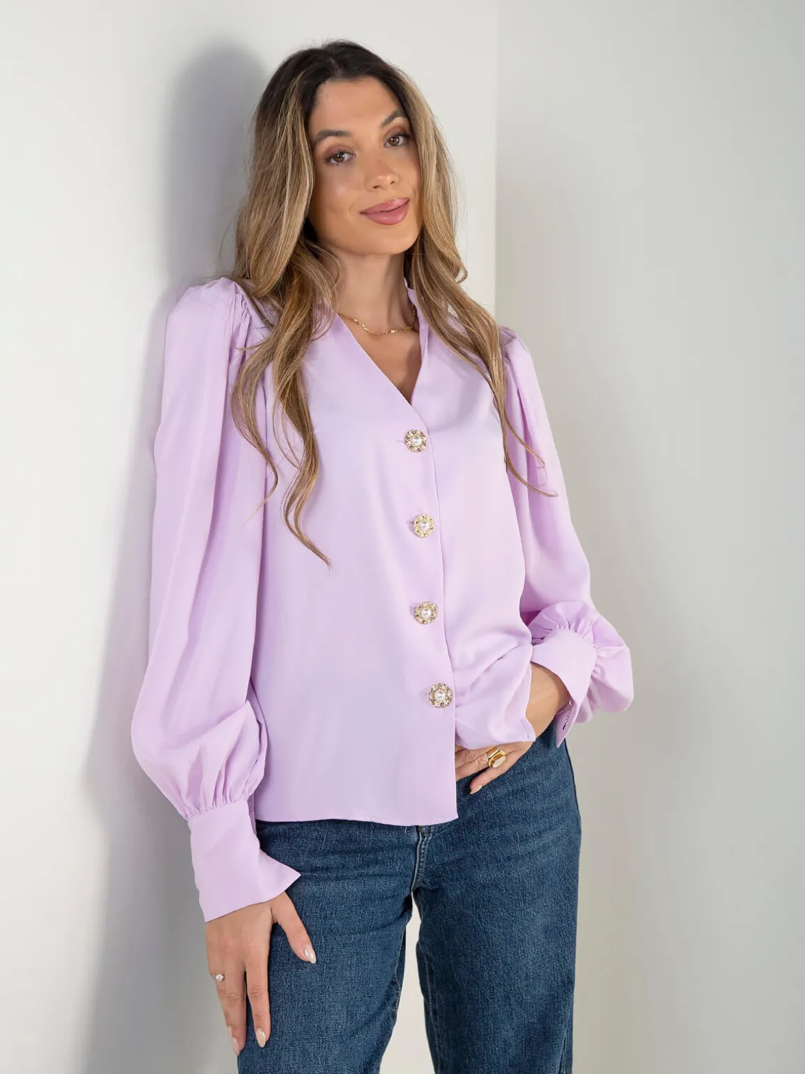 Camisa acetinada com manga abalonada