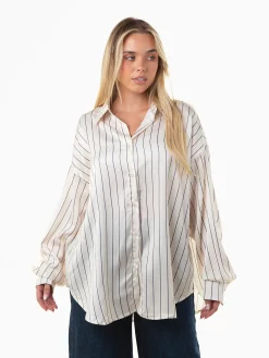 Camisa acetinada oversized riscas
