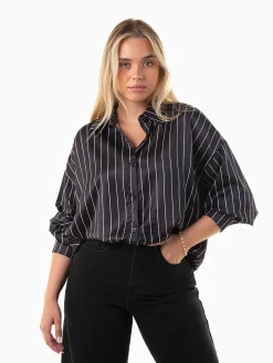 Camisa acetinada oversized riscas