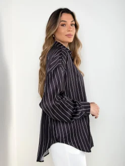 Camisa acetinada preta às riscas