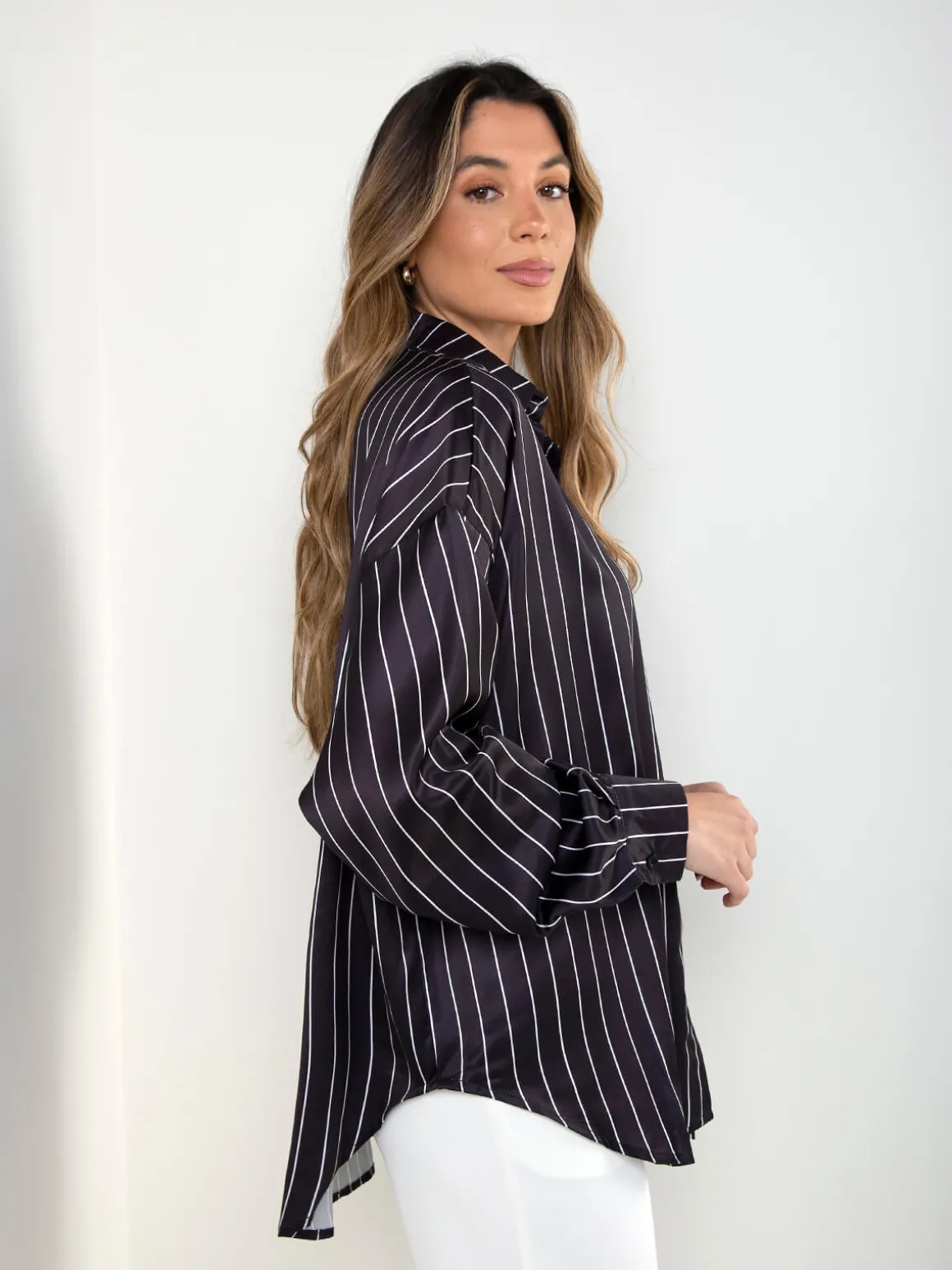 Camisa acetinada preta às riscas