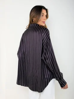 Camisa acetinada preta às riscas