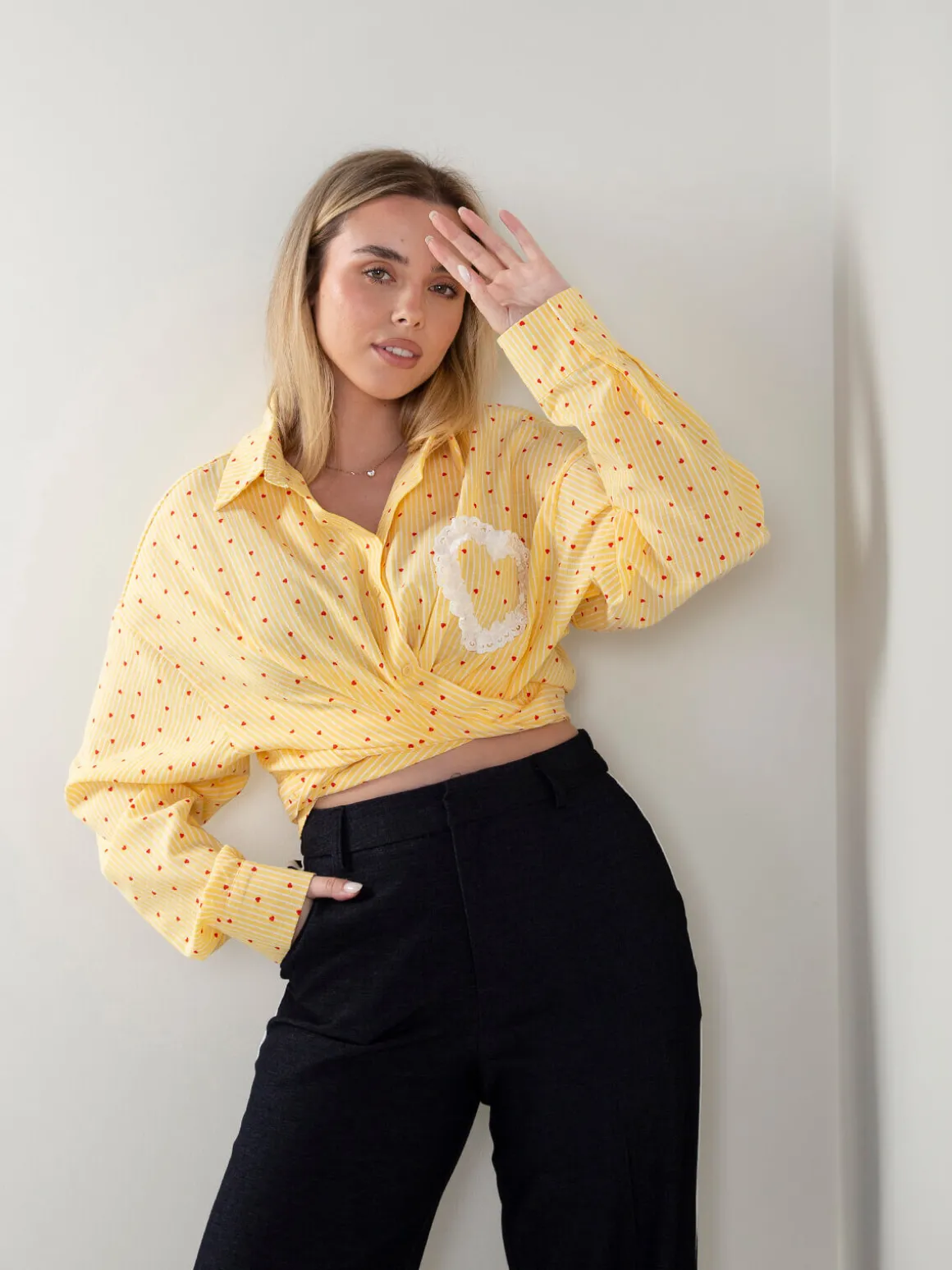 Camisa amarela às riscas com corações