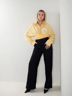 Camisa amarela às riscas com corações