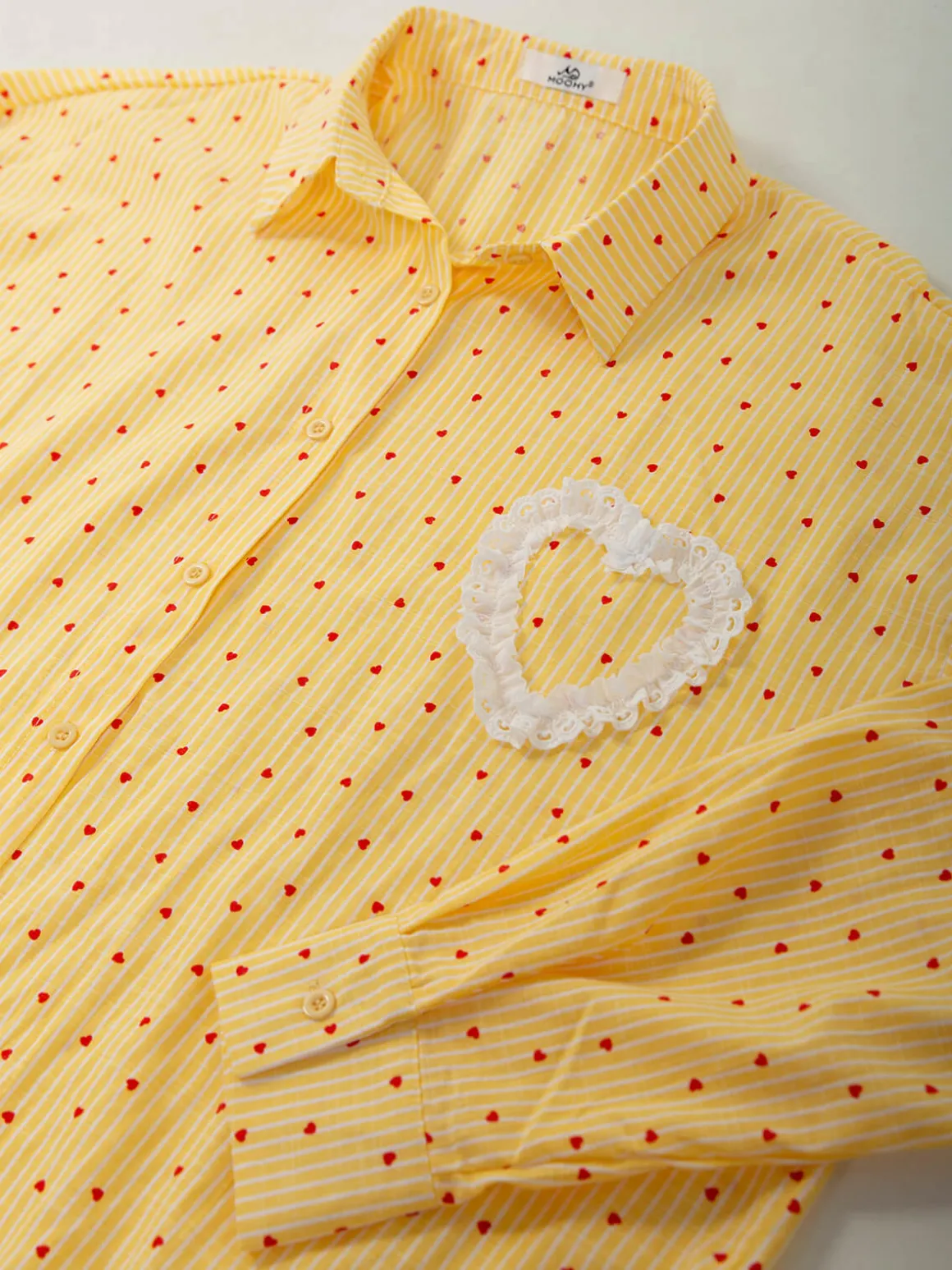 Camisa amarela às riscas com corações