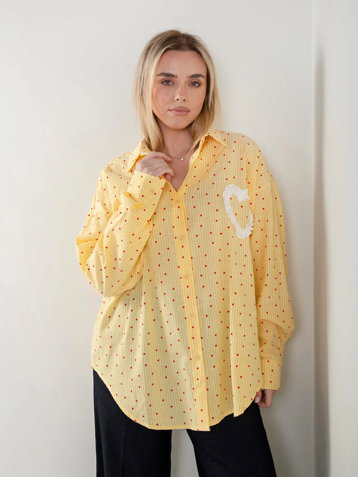 Camisa amarela às riscas com corações