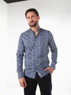 Camisa azul com padrão geométrico