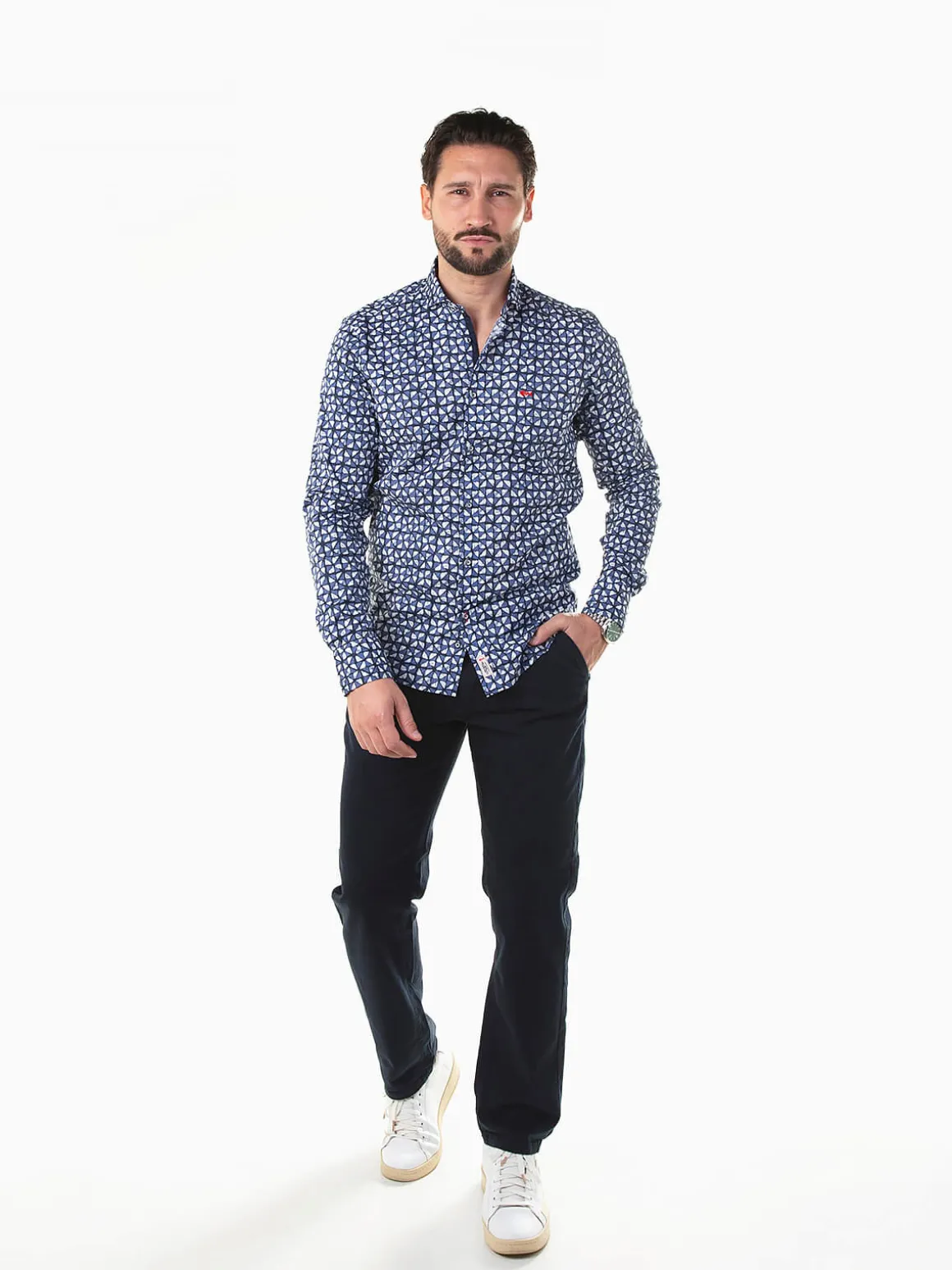Camisa azul com padrão geométrico