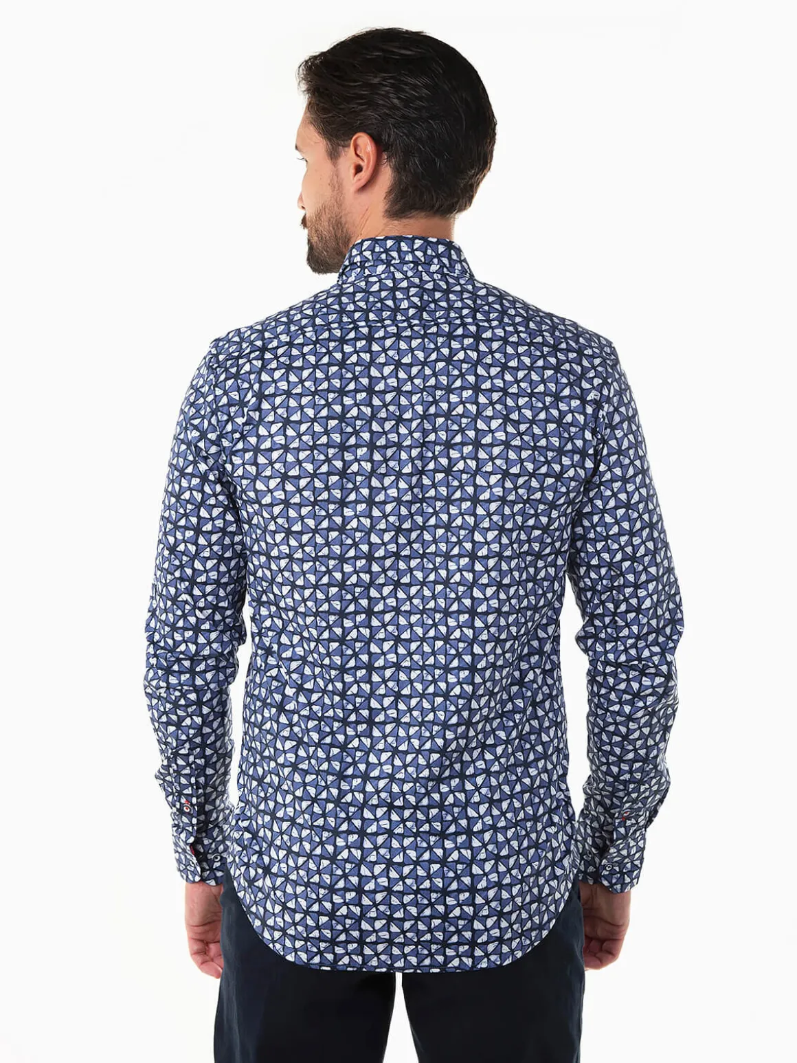 Camisa azul com padrão geométrico
