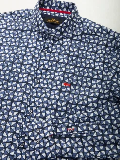 Camisa azul com padrão geométrico