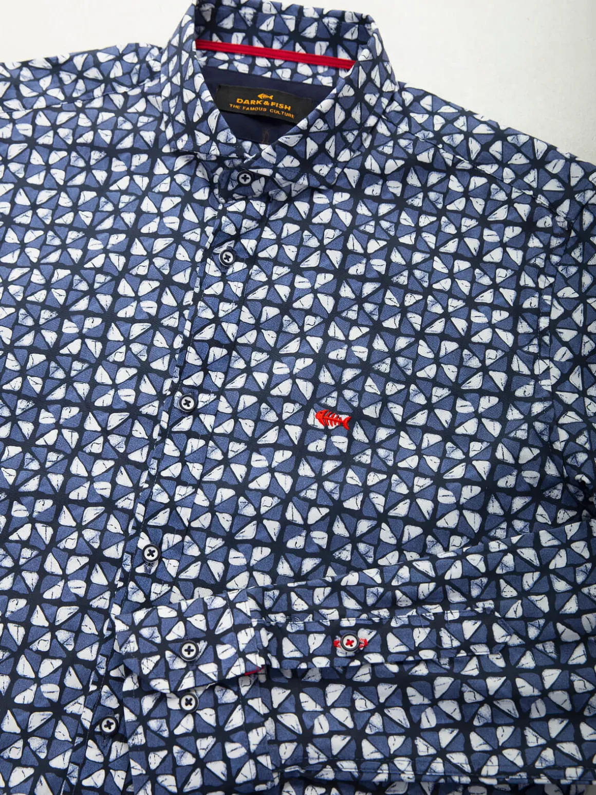 Camisa azul com padrão geométrico