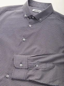 Camisa azul marinho com padrão losangos