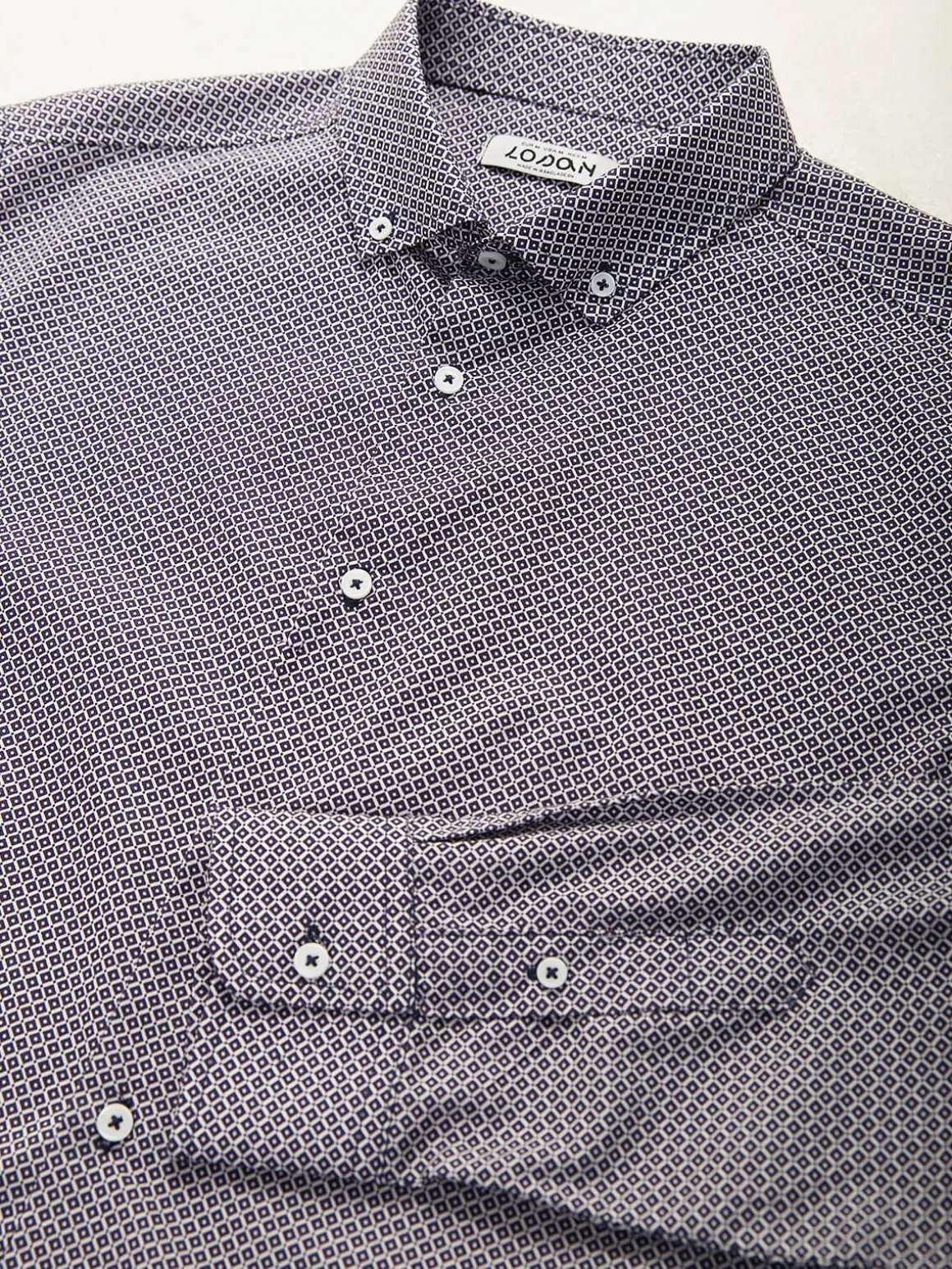 Camisa azul marinho com padrão losangos