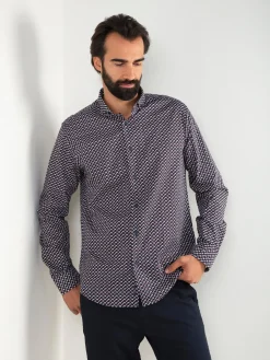 Camisa azul marinho com padrão