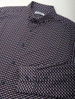 Camisa azul marinho com padrão
