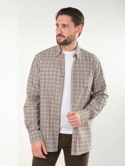 Camisa bege aos quadrados