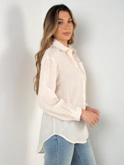 Camisa bege semitransparente às riscas