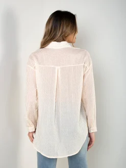 Camisa bege semitransparente às riscas
