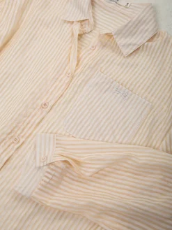 Camisa bege semitransparente às riscas