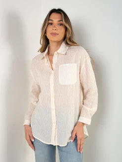 Camisa bege semitransparente às riscas