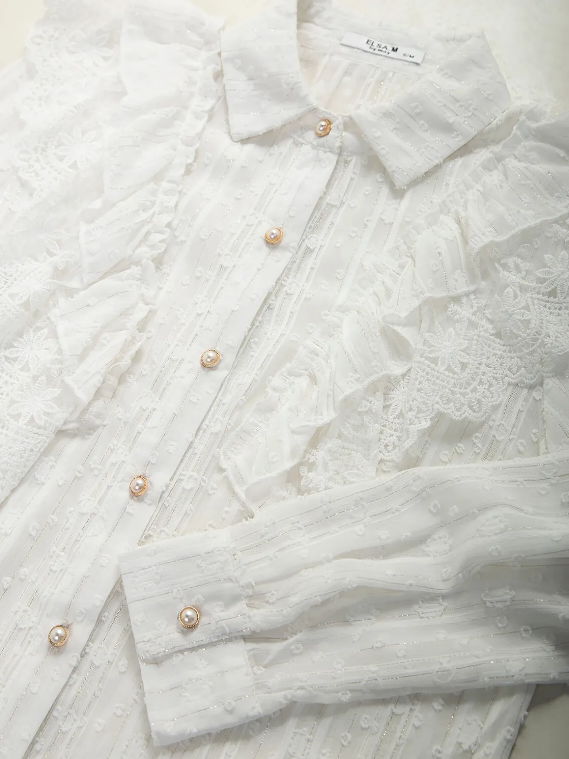 Camisa bordada com renda